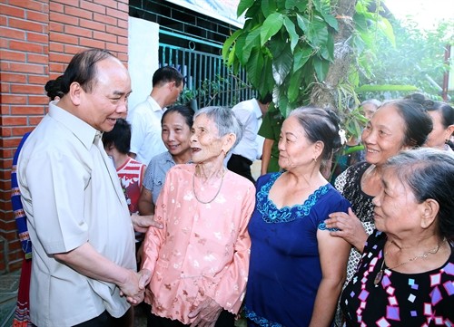 Thủ tướng Nguyễn Xuân Phúc thăm hỏi tình hình đời sống bà con tái định cư dự án Thủy điện Sơn La - ảnh 1